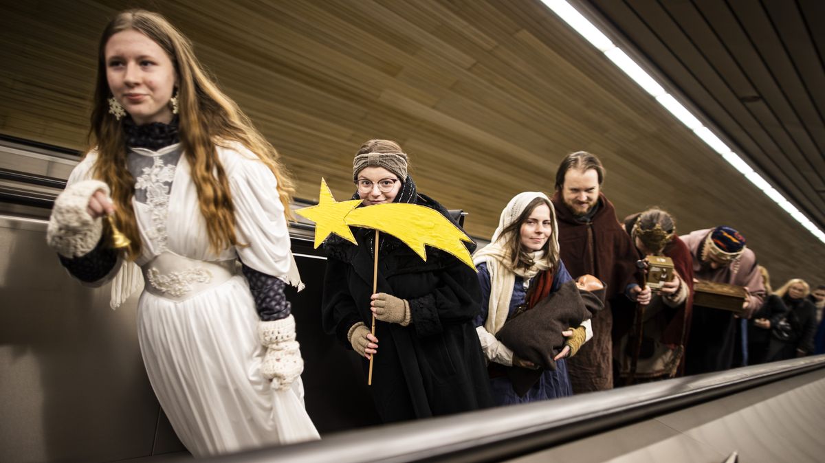 Obrazem: Živý betlém oživil pražské metro
